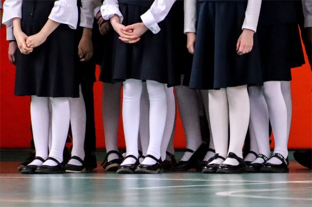    Могут ли в школе обязать девочек ходить в белых колготках?