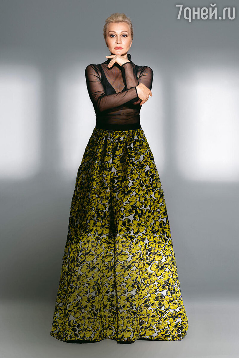    Анна Якунина. На актрисе водолазка и юбка с завышенной талией DEMURYA Haute Couture Алена Березина