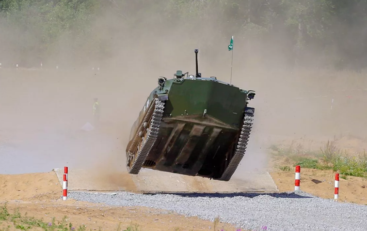 Это конечно не БМП-3, но летит красиво 😁