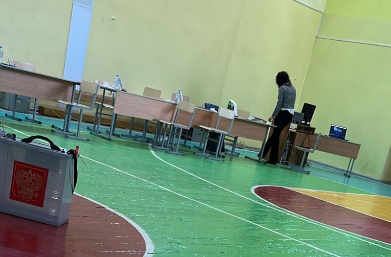    В Камышине на избирательном участке в школе оперативно "осушили" стол после протечки с крыши