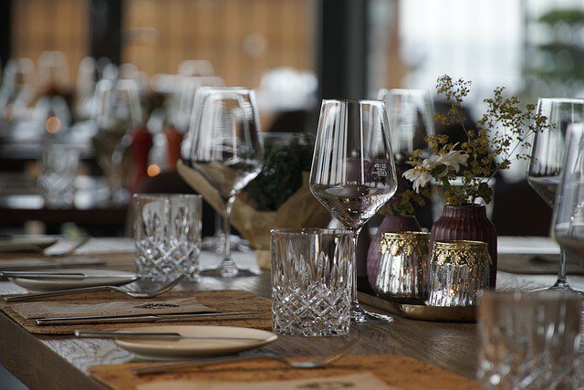 Расположение Таблицы Обедать (с) pixabay.com/ru/photos/%D1%80%D0%B0%D1%81%D0%BF%D0%BE%D0%BB%D0%BE%D0%B6%D0%B5%D0%BD%D0%B8%D0%B5-%D1%82%D0%B0%D0%B1%D0%BB%D0%B8%D1%86%D1%8B-%D0%BE%D0%B1%D0%B5%D0%B4%D0%B0%D1%82%D1%8C-7388476/