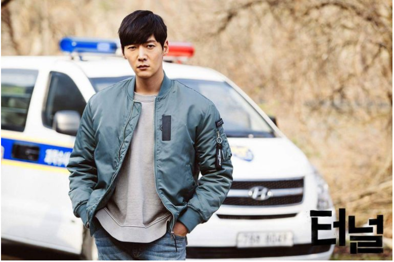 Чхве Джин Хёк в роли детектива Пак Кван Хо. Кадр из сериала «Тоннель»