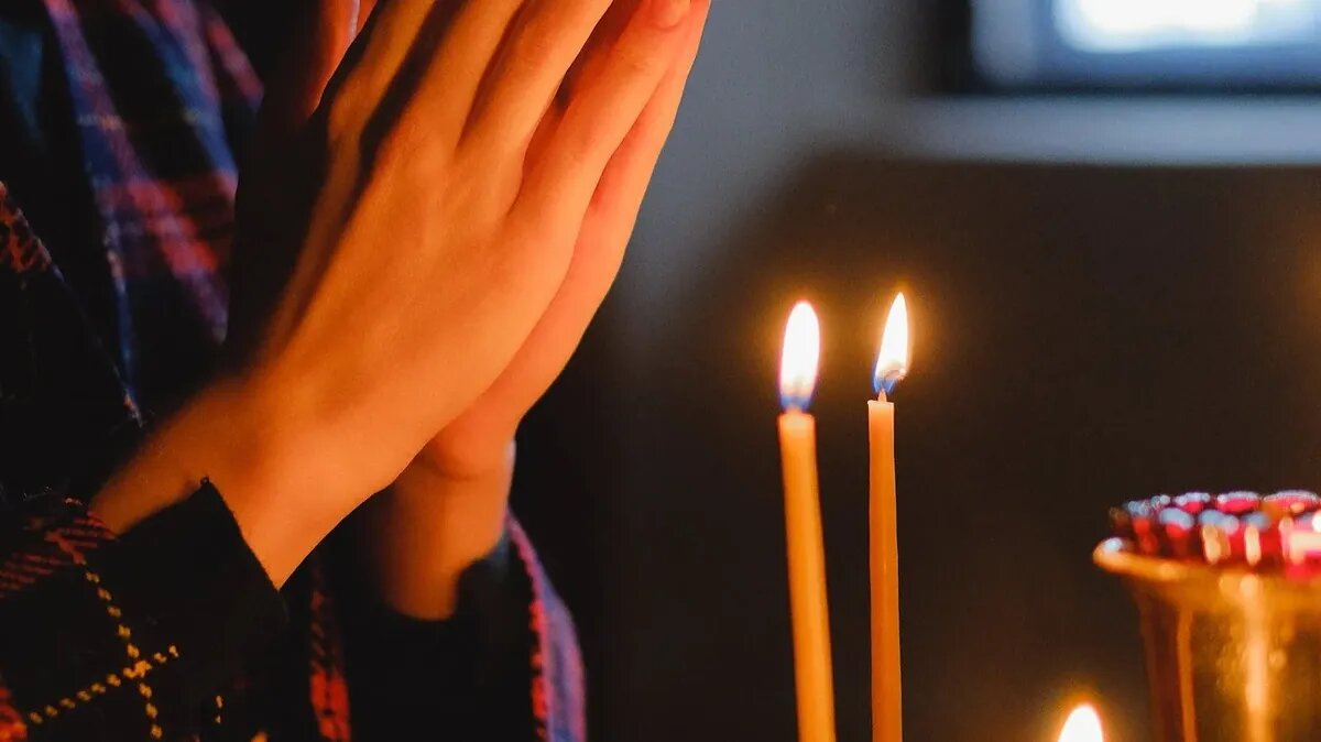 Ушедшие уже не в состоянии молиться за себя, поэтому они тихо умоляют всех, кого они оставили на этой земле, сделать это за них. Фото: pexels.com