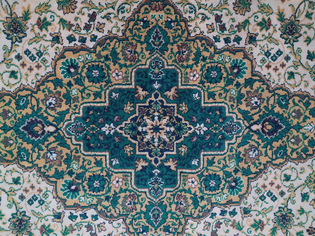 Купили мы новый дом, сделали отделку, пришло время обустраивать наше "гнёздышко". Решили разобраться, как сделать уют в доме. Обратились к нашей любимой мамочке, у нее опыта в таких делах много.
Покупайте ковры в красном колорите или бордо, советует мама. Сочные, яркие, сразу привлекают внимание-недаром, ведь само слово "красный" в старину означало "красивый"!

Однако, выбирая ковер, подумайте и о том, как он будет смотреться в интерьере.

В комнате, как правило, несколько декоративных элементов: покрывало, портьеры, ковёр на полу или стене, обои. Эти элементы подобираются так, чтобы не раздражали и не утомляли глаз, а гармонично сочетались между собой. Это-первое правило. Второе: ковер в интерьере, пожалуй, ярчайшее пятно, к тому же долговечнее да и стоит недешево, поэтому важно выбрать цвет, который бы не надоедал вскоре. Кроме того, ковёр подбирается с таким расчетом, чтобы смотрелся органично даже и в том случае, если смените мебель, шторы, обои и т.п.

Покупая ковер, определите для себя, в какую комнату хотите поместить, - в столовую или, спальню, детскую. Известно, что для глаз самый полезный цвет - зелёный. Неслучайно кабинетные столы раньше обтягивали зеленым сукном, а в читальных залах библиотек и сегодня на столах лампы с зелёными абажурами. Поэтому, планируя повесить ковер в комнате, где проводите бо часть времени, отдыхаете после работы, читаете, занимаетесь, где дети учат уроки, - советую приобрести ковёр в зелёном колорите. Подойдут также спокойные коричневые и золотисто желтые тона. В спальне предпочтительнее тона голубые - цвета вечера, располагающие ко сну. Вот в общей комнате, гостиной, нарядный, яркий ковер, красный или бордо, с большим рисунком или без, сразу создаст ощущение праздничности.

Учитывайте и размеры комнаты, высоту потолка. Ковёр должен быть не слишком велик для комнаты, чтобы не казаться громоздким, и не слишком мал, чтобы не "потерялся". В маленьком помещении неуместен тёмный или очень яркий ковер, от него комната будет казаться еще меньше. Светлые тона, напротив, зрительно увеличивают помещение.

Если комната смотрит на юг, открыта солнцу, - рекомендую отдать предпочтение коврам сине-голубых тонов. Они смягчат солнечные лучи, создадут ощущение прохлады. В комнатах окнами на север хороши ковры с преобладанием красных, оранжевых, золотистых тонов, бордо; они вызывают ощущение приятной теплоты, света.

В последнее время нередко говорят и пишут: дескать, ковры - атрибут мещанства, от них в квартире одна пыль и т.п.. Не согласна. Ковры - полезная вещь в быту если, конечно, приобретаются не ради соперничества с соседями и не жажды накопительства. Ковры поглощает шум, сохраняет тепло в помещении, воспитывают эстетическое чувство...

Уход за коврами и другими ковровыми изделиями несложен. Чистить можно пылесосом, механической щеткой или просто подметать веником. Запомните: ворсовые ковры в течение первых шести месяцев после приобретения не надо чистить жесткой щеткой и пылесосом, пользуйтесь только мягкой щеткой-сметкой.

Не советую выбивать ковры палкой. Лучший способ чистки: разостлать ковер на снегу или траве лицевой стороной вниз и без усилий выколотить гибкой выбивалкой, затем перевернуть лицом вверх и пройтись по ворсу обычной щёткой.