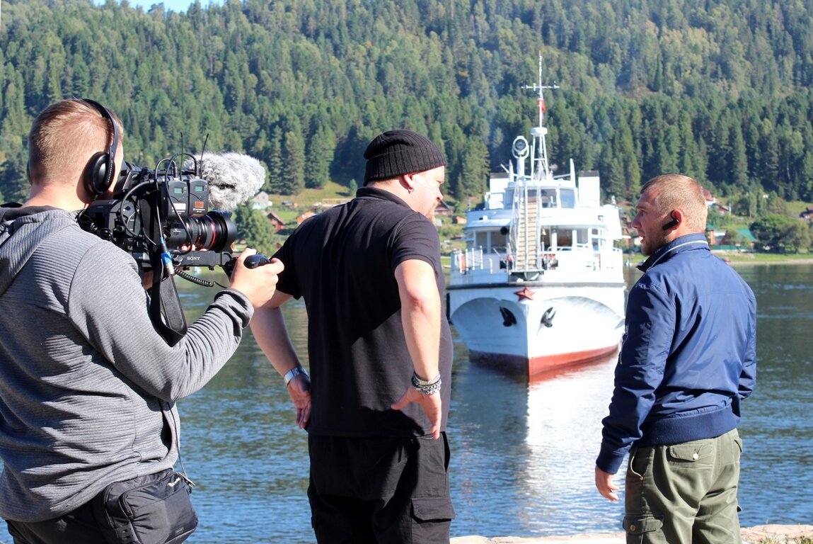 Вилле Хаапасало и Иван Южаков на фоне «Пионер Алтая»