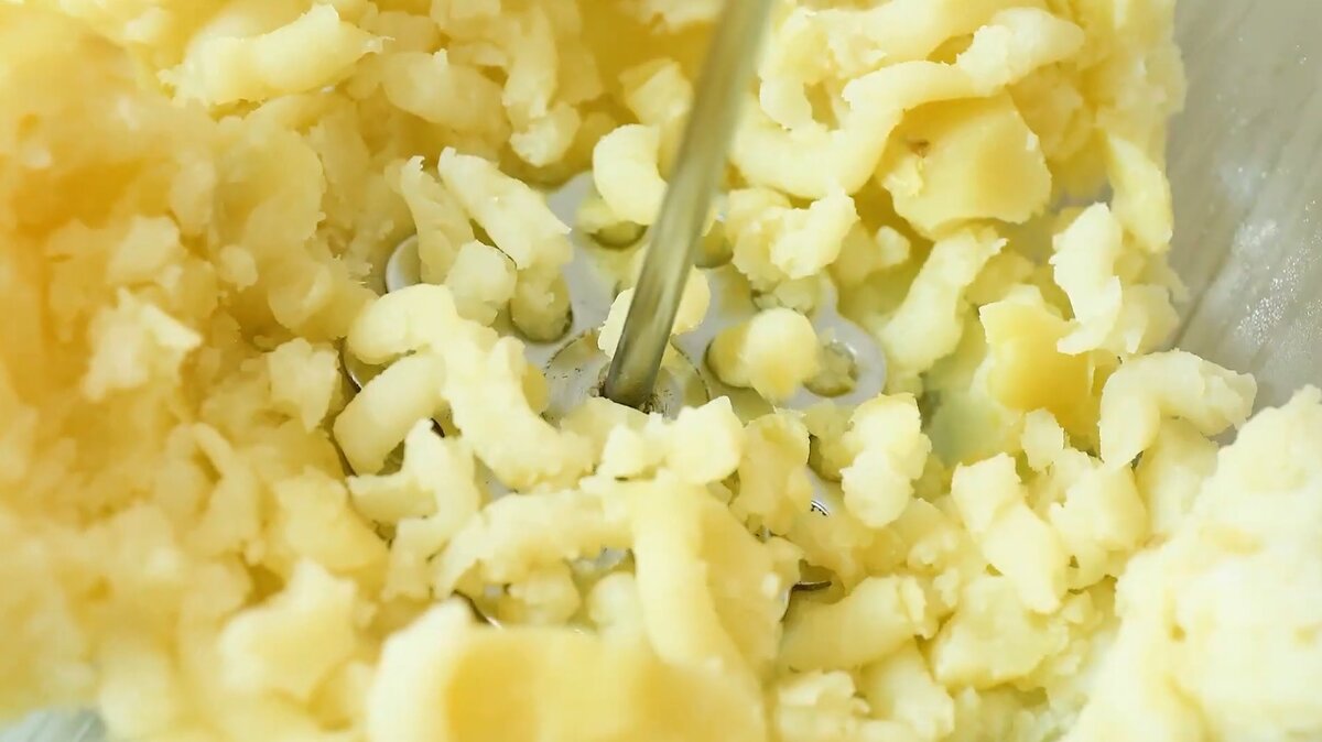 Тщательно пюрируем вареный картофель Фото:  cooktoria.com