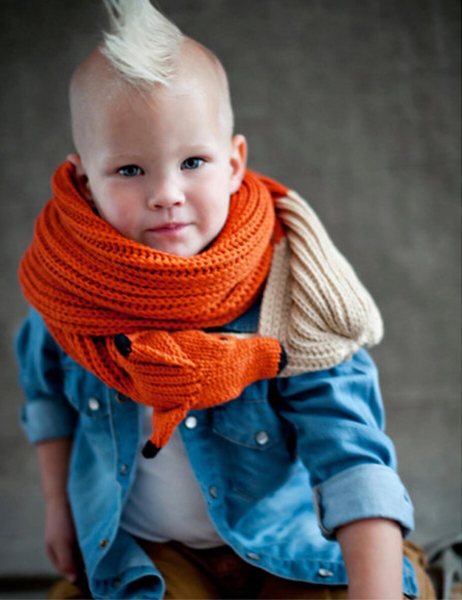 Конечно, основной потребитель этого тренда - дети, и на них такие вполне себе функциональный шарфы-игрушки смотрятся потрясающе (фото из открытых источников)