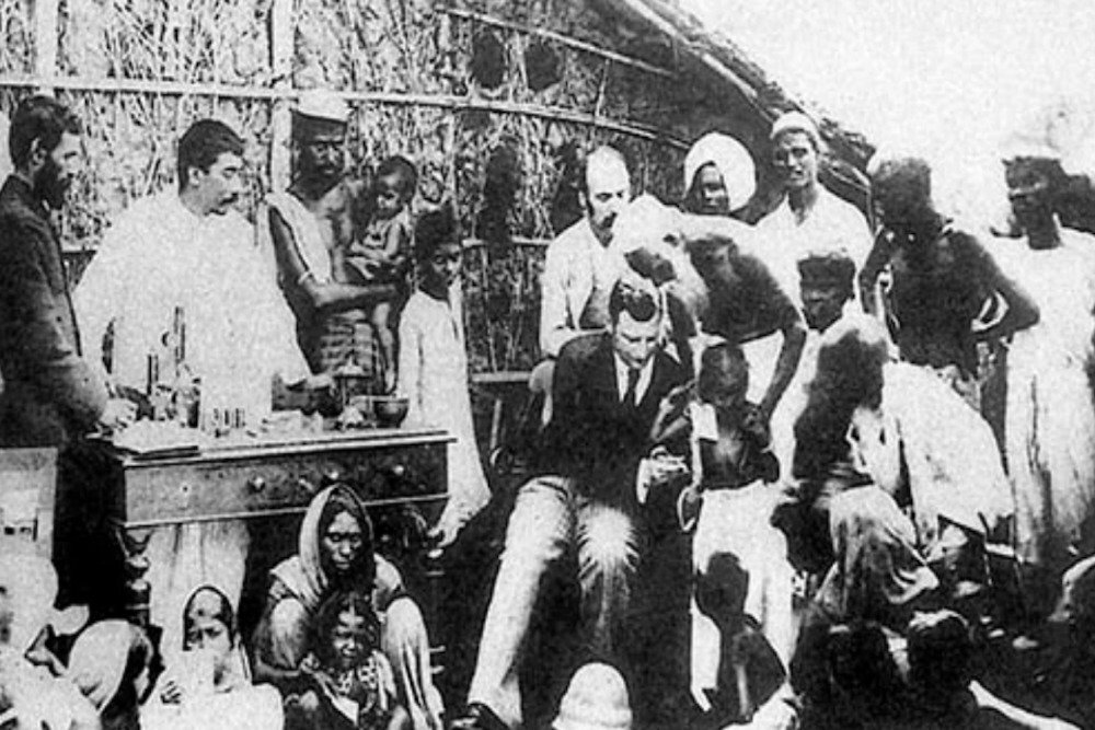 Владимир Хавкин делает прививки в Индии.