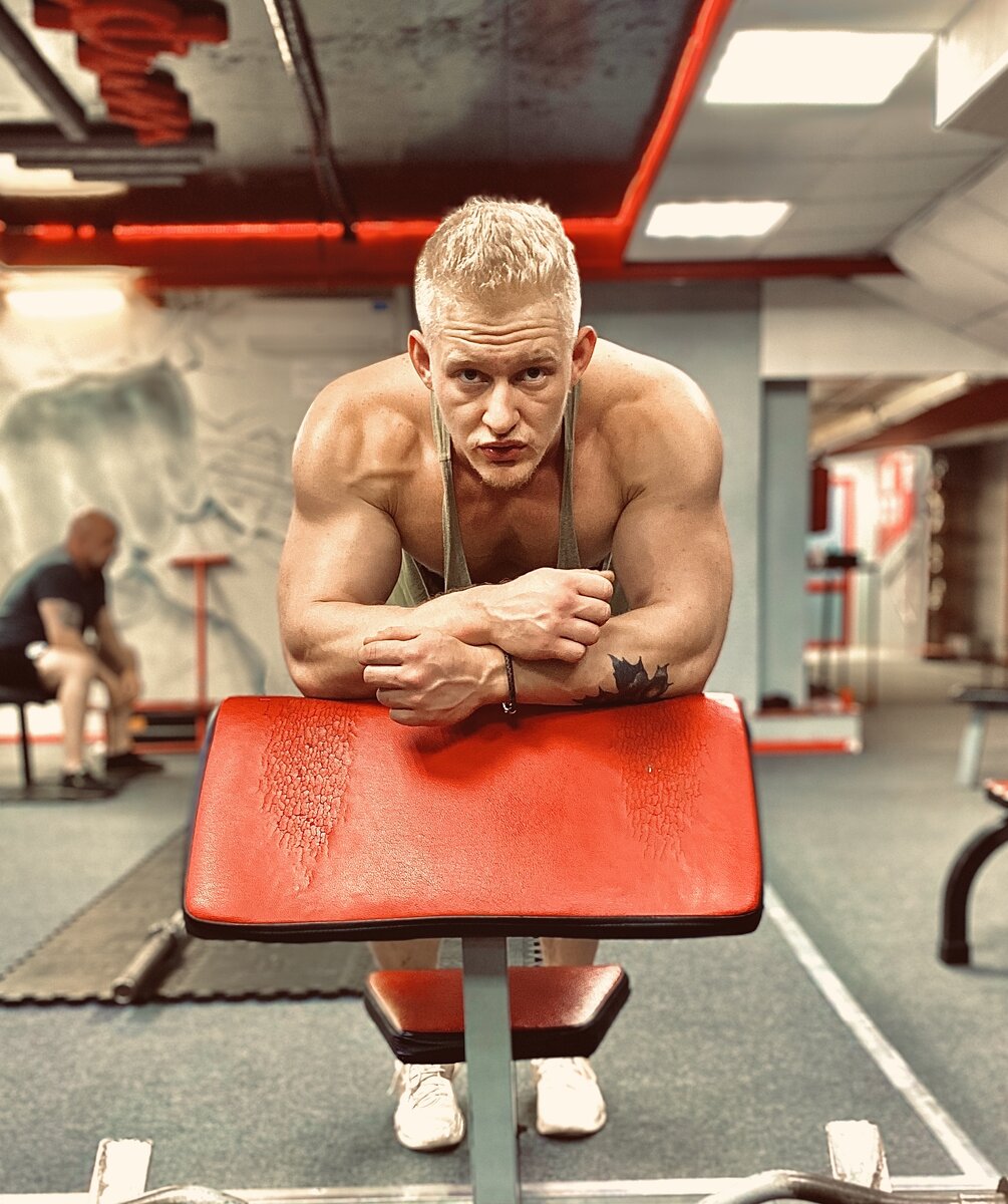 Более 6 лет занимается тренингом других людей, при этом не забывает про себя - КМС по пауэрлифтингу и бодибилдингу.