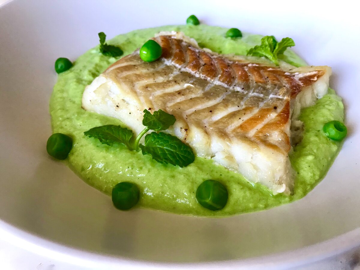 треска с горошком. пюре с рыбой. салат с треской и горошком. филе трески с пюре. треска с зеленым горошком.