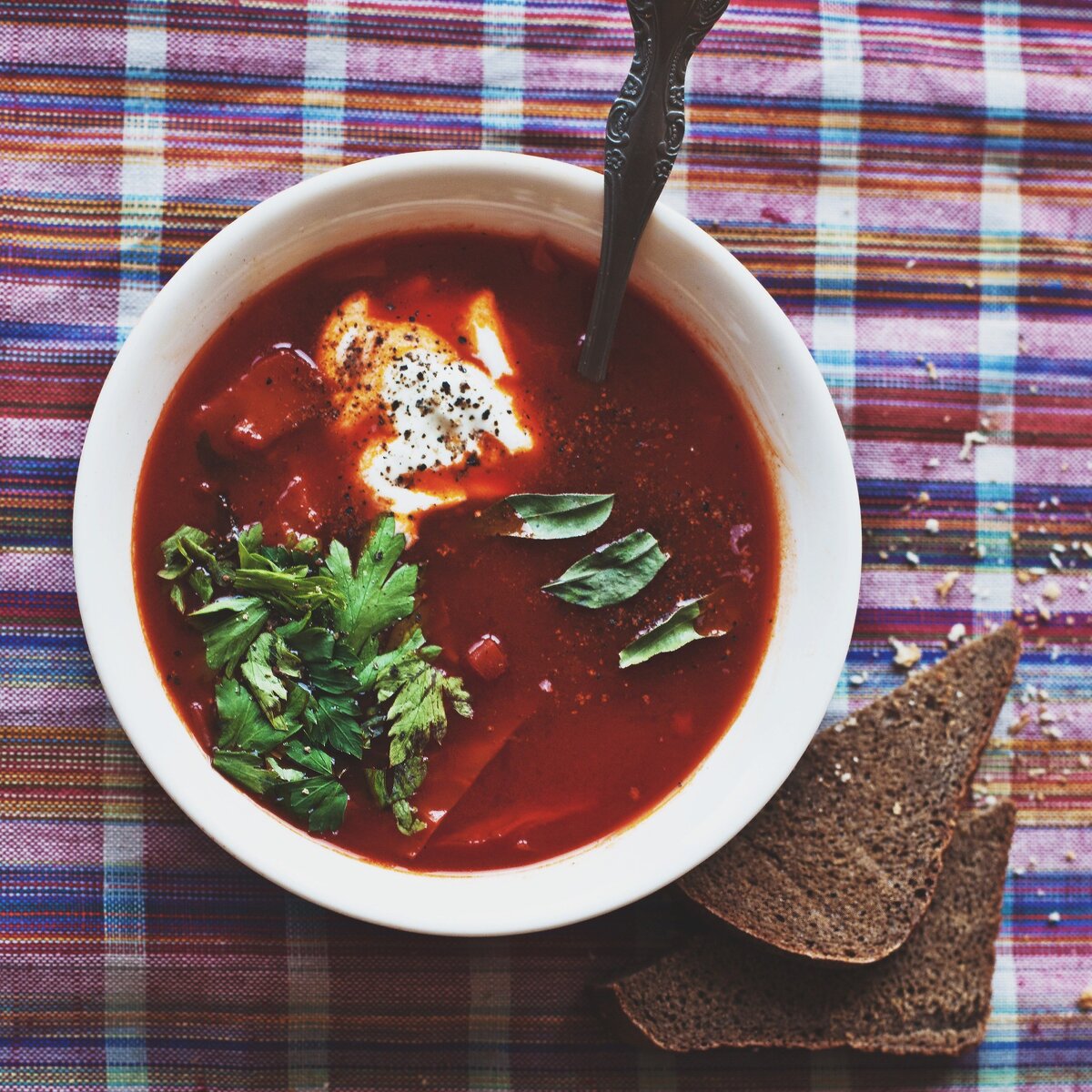 ну очень вкусные пампушки для борща. такие вы еще не пробовали Сегодня я бы хотела поделиться прекрасным рецептом пампушек для борща. Раньше, честно
говоря, я не любила их, пока не попробовали с мамой данный рецепт. Уверяю вас, что вы
также не останетесь равнодушными к ним
Ингредиенты
Молоко- 100 мл
Масло сливочное, сахарный песок - по 1 ст ложке
Дрожжи-10 гр
Мука- 200 гр
1. Для начала нам необходимо развести дрожжи в теплом молоке
2. Всыпать муку, сахар, добавить масло
3. Вымесить тесто
4. Дать постоять в тепле 30 мин
5. Разделить тесто на неболышарики, выложить на противень, дать подняться в течение
10-15 мин.
6. Выпекать в горячей духовке 10-15 мин.
Наши пампушки готовы . можно смело добавлять их в борщ. Кстати рецепт вкусного
борща я также рассказывала в одной из своих статей
