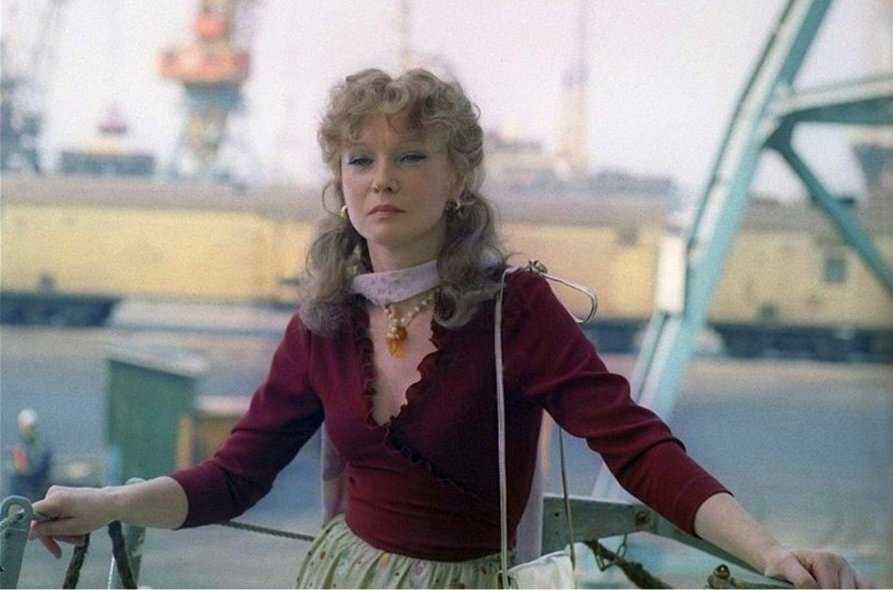 Рита решила разыскать своего возлюбленного на судне, чтобы самой во всём разобраться. Кадр из фильма "Любимая женщина механика Гаврилова". Источник фото - privately.ru