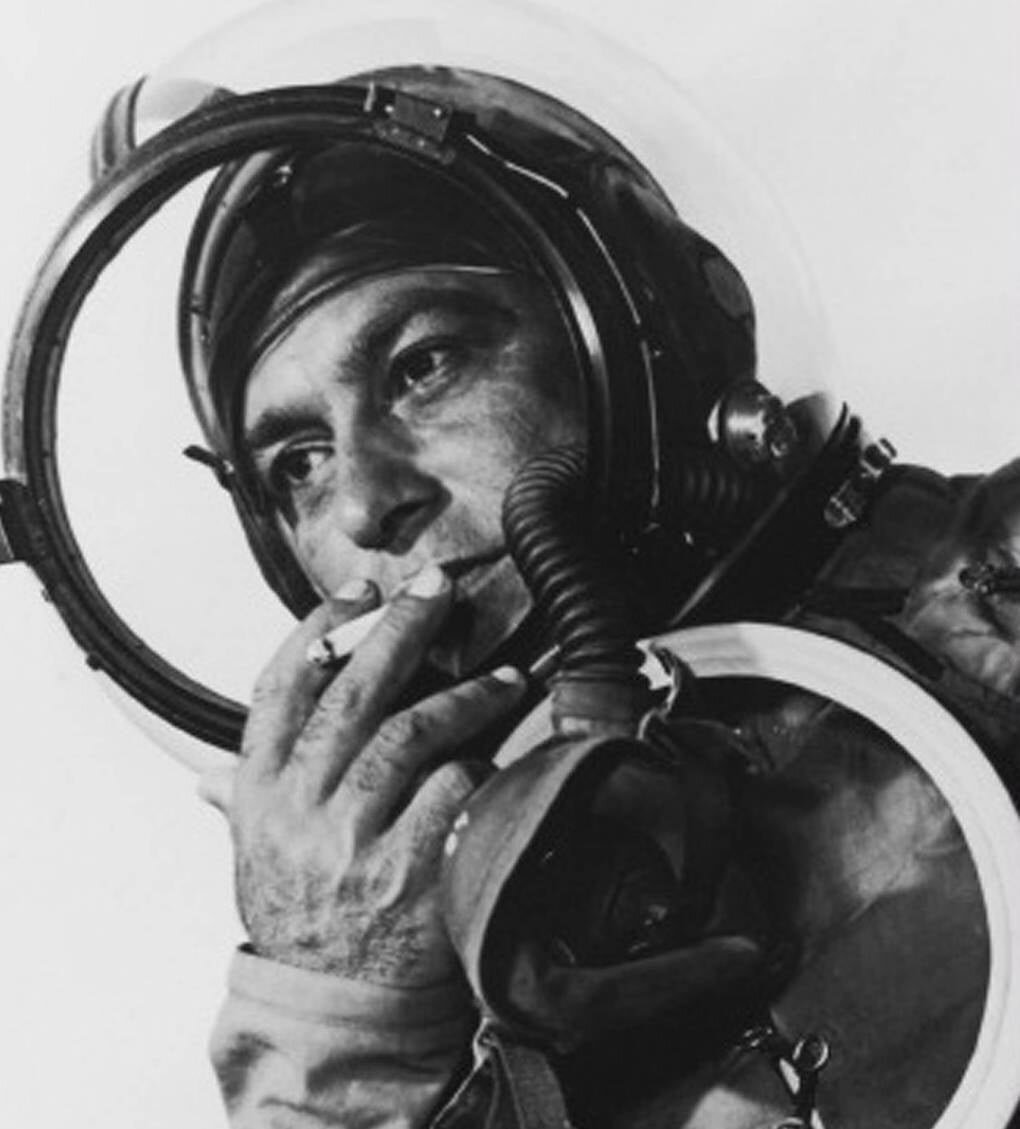 Летчик испытатель ЛИИ в Жуковском Амет-Хан Султан в скафандре "СИ-1" или "СИ-3М" и пространственном гермошлеме из органического стекла. Минздрав  предупреждают: куренье это яд! , а  "Прогулки в стратосфере" призывают к здоровому образу жизни.