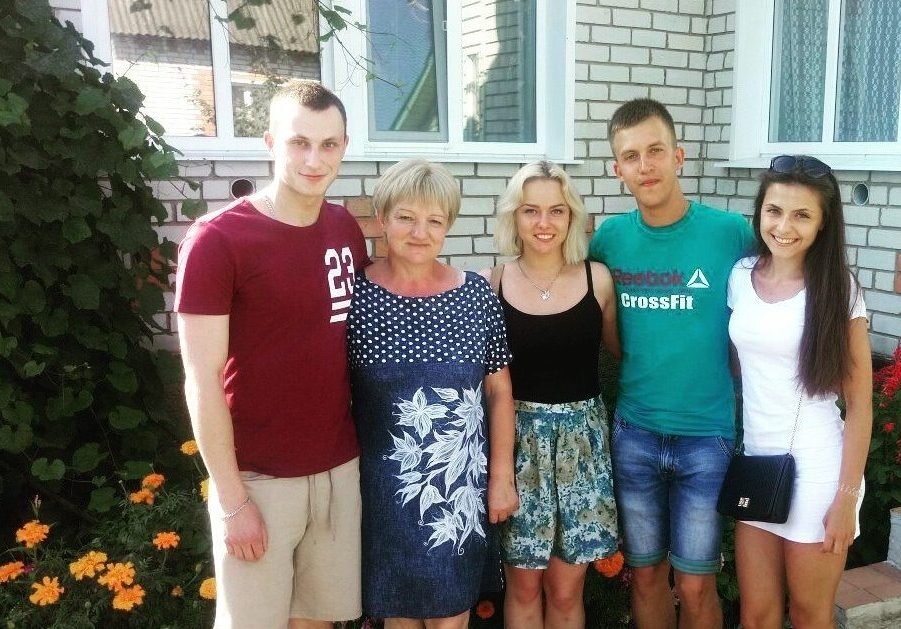Учителя стареют, уменьшаются в размерах. Это мои выпускники приходили меня навестить. Лето 2019 года