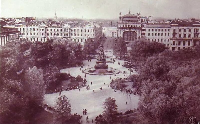 Площадь Островского