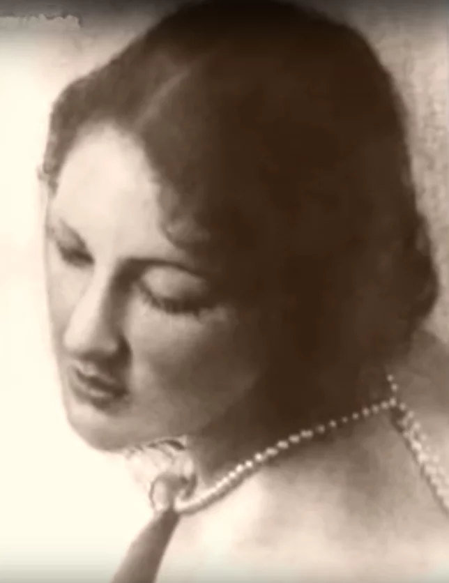 В молодости эффектная брюнетка покоряла сердца своим обаянием.