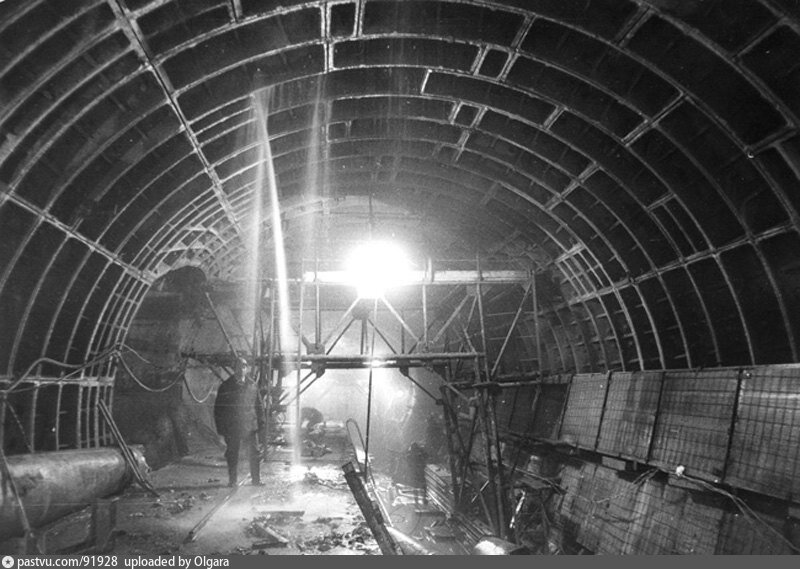 Строительство станции "Боровицкая". Обратите внимание на струи воды, которые прорываются через обделку тоннеля, 1985.