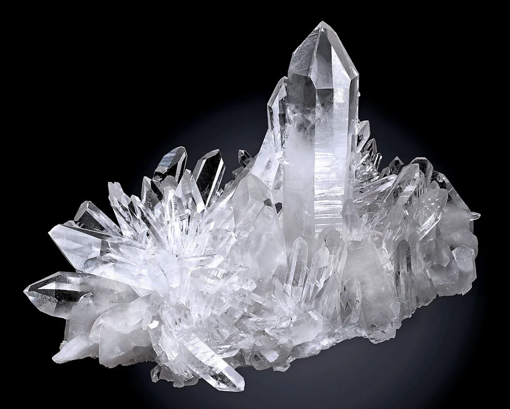 Sol crystal. Монокристалл горного хрусталя. Друза хрусталя с кварцем. Друзы кристаллов горного хрусталя. Прозрачный кварц камень.