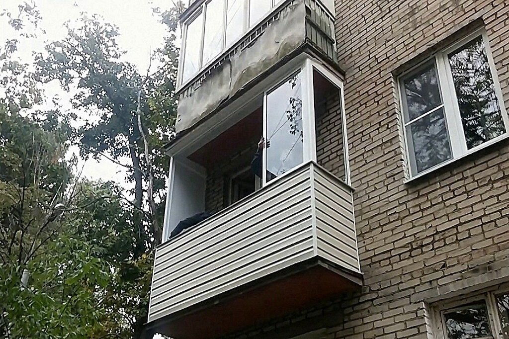 Остекление балкона в «хрущевке»