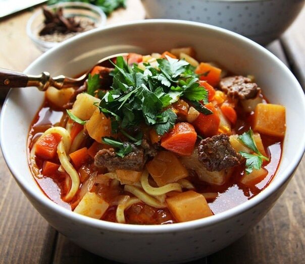 Первая мысль, после дегустации вкусного ленивого лагмана (как у мамы): «Такая вкуснятина, что не смогу остановиться».

У мамы всегда все просто безумно вкусно, поэтому я предлагаю вам приготовить ленивый лагман из говядины по маминому рецепту. Запах домашнего уюта, мягкая яичная лапша, много мяса и овощей — это стоит попробовать: и невозможно не влюбиться.