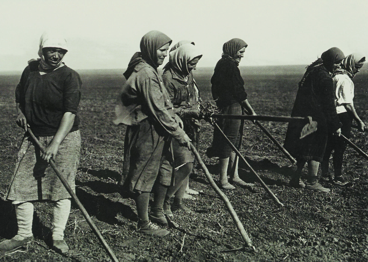 Это наши пробабушки. 30-е годы 20 века.  Фото из открытых источников.