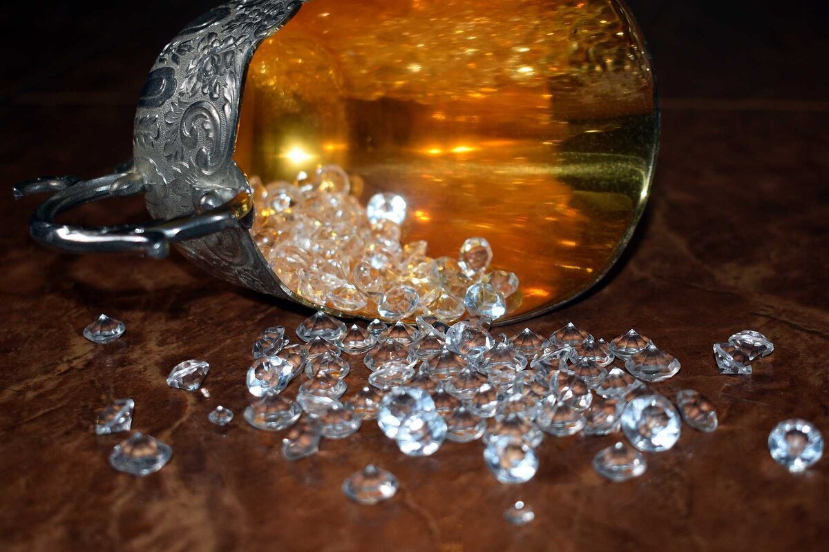 Платина, золото, серебро, алмазы, изумруды, жемчуг, янтарь и многие другие ископаемые добавляют в косметику, чтобы сделать кого-то красивыми изнутри, через кожу. Фото с сайта Pixabay.com 