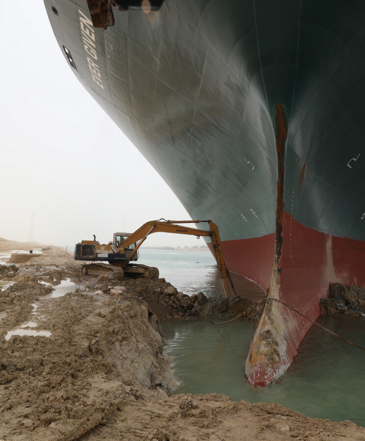 Корабль, блокирующий Суэцкий канал, можно будет снять за несколько недель