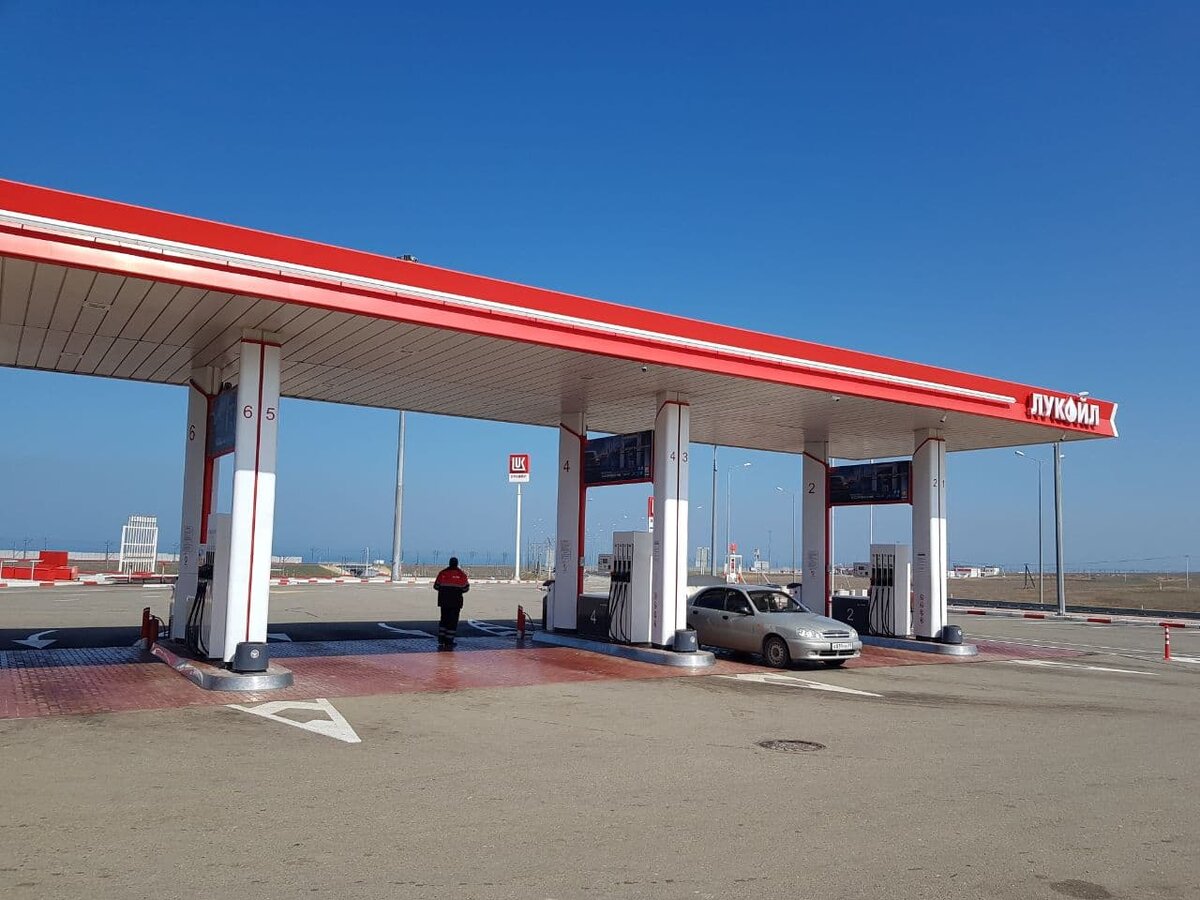 Заправка Лукойл. Газ, бензин, питание, туалет