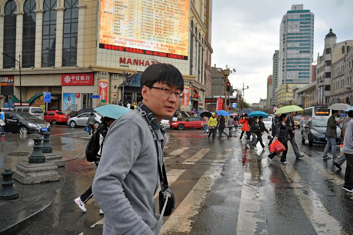 ЗНАКОМТЕСЬ, ЭТО ТОМ. МОЙ СОПРОВОЖДАЮЩИЙ, ПЕРЕВОДЧИК И АНГЕЛ-ХРАНИТЕЛЬ.  ИНОГДА МНЕ КАЗАЛОСЬ, ЧТО ОН ЧТО-ТО ВРОДЕ ПРИСТАВЛЕННОГО СЕКЬЮРИТИ. ОН ВСТРЕЧАЛ НАС В ПЕКИНЕ, ТРАНСПОРТИРОВАЛ ДО ХАРБИНА, А ПОТОМ ОБРАТНО. 