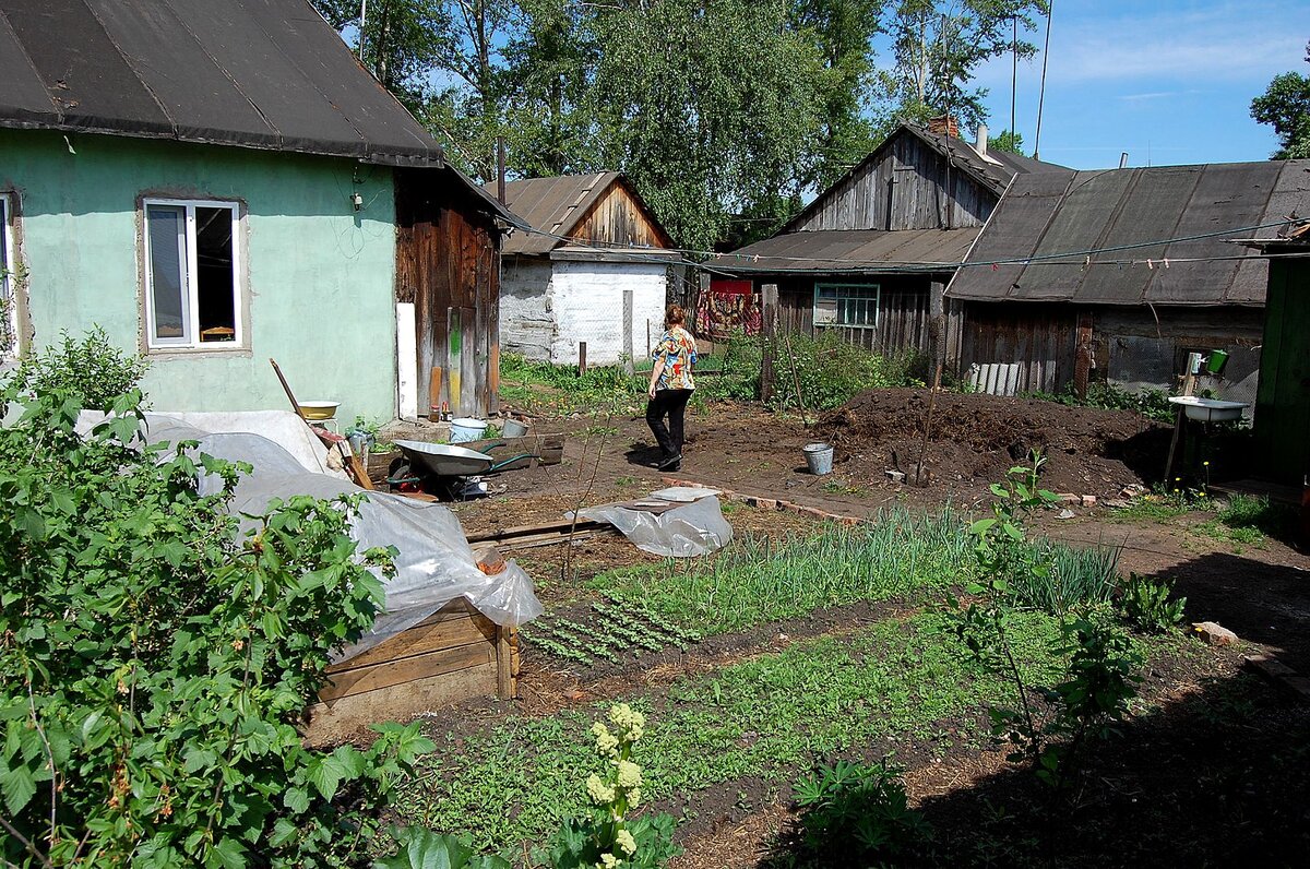 наш старенький дом в деревне , в котором мы жили тихо и мирно , с соседями были в хороших отношениях .