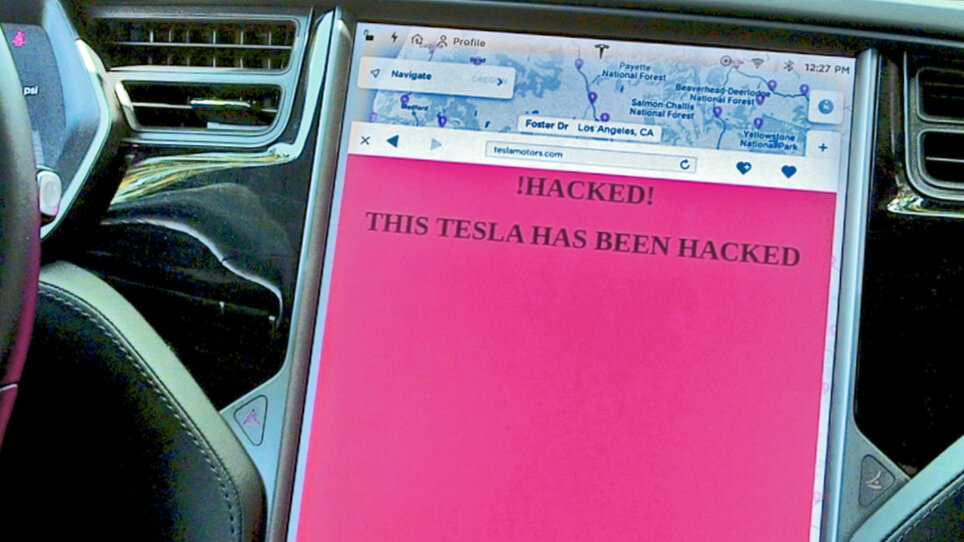 Сообщение от Consumer Watchdog на экране взломанной Теслы.
