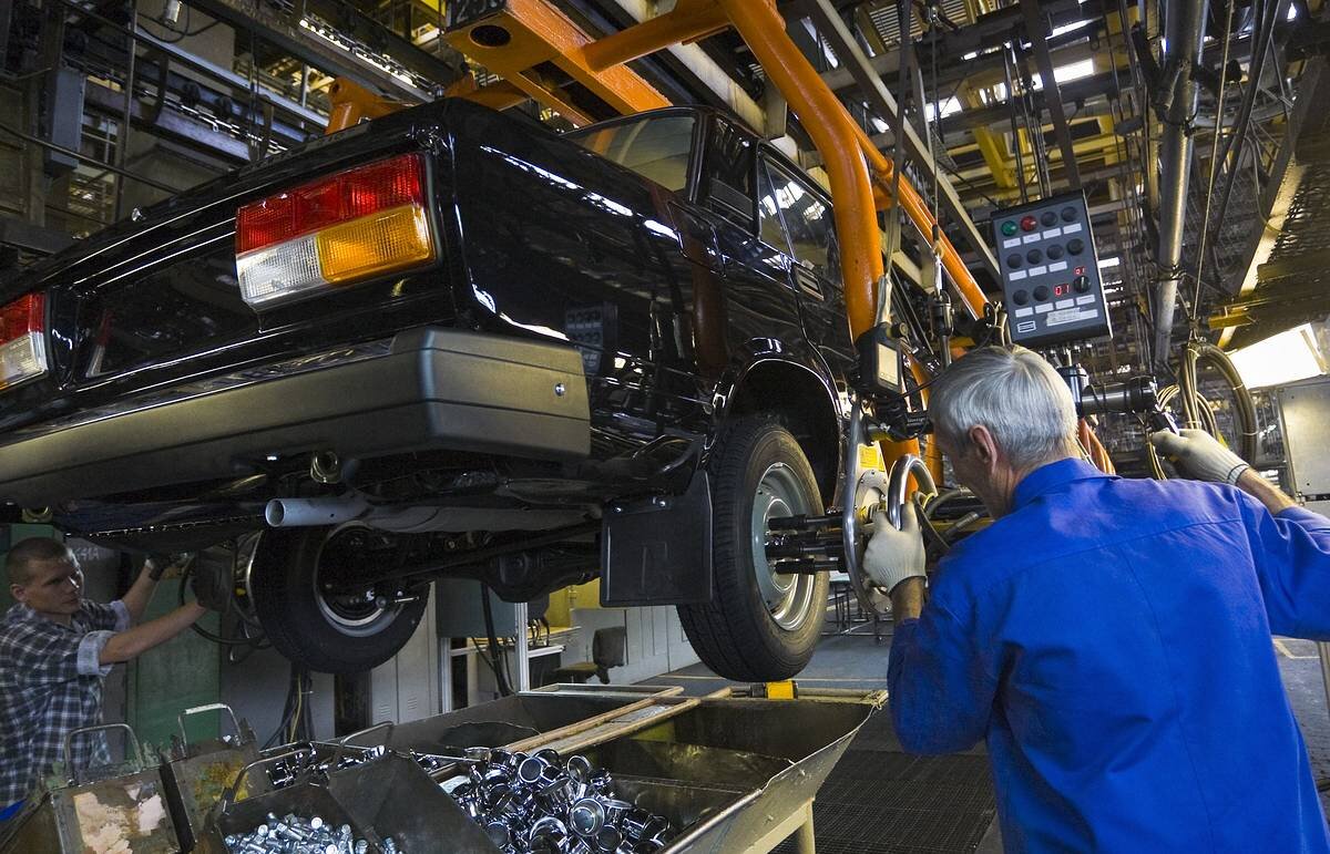 Lada granta 2022. автоваз плохо. ваз 2107 на конвейере. ваз 2170 с конвейера. автоваз плохо.