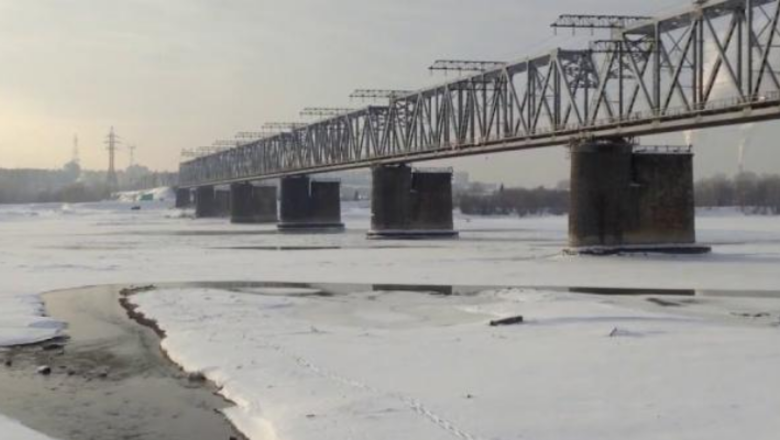 Фото: "Вконтакте" Место аварии на реке Обь обследуют эксперты РАН