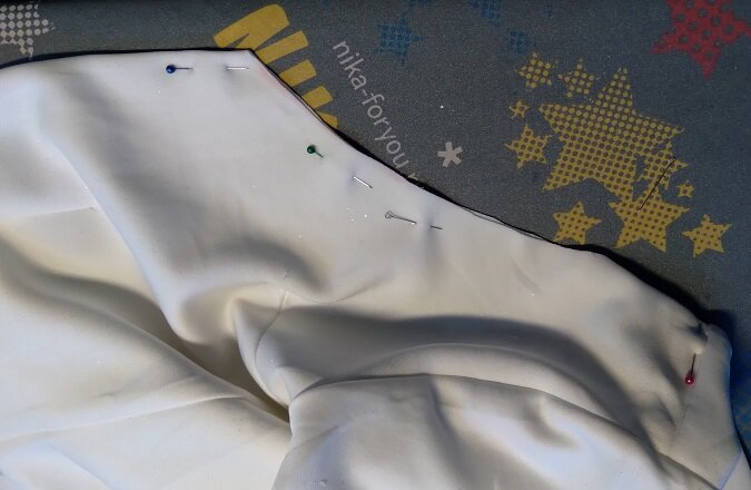 К вырезу горловины надо подкроить обтачку.