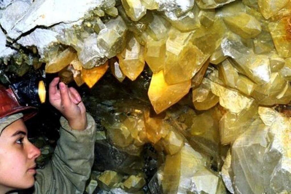 занор - погреб - воздушная полость под землёй, на стенках которой выросли кристаллы горного хрусталя