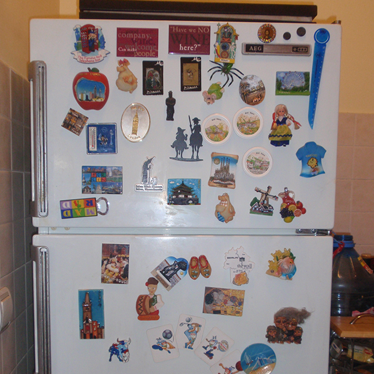 Холодильник с наклейками