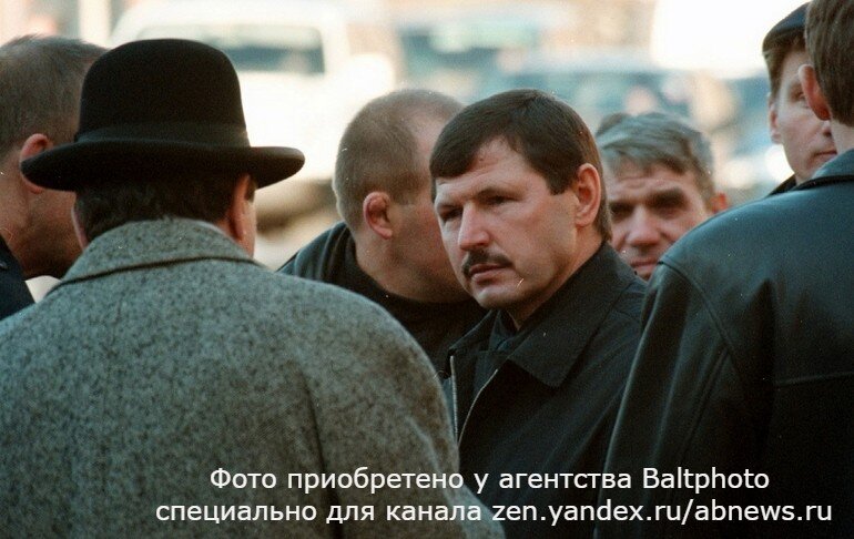 На фотографии тот самый Владимир Барсуков