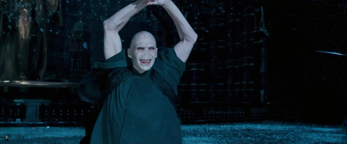 Лорд Волан-Де-Морт. Адрес изображения: https://yandex.ru/images/search?text=волан%20де%20морт%20гарри%20поттер%20и%20орден%20феникса&stype=image&lr=43&source=wiz&pos=4&img_url=https%3A%2F%2Fpbs.twimg.com%2Fmedia%2FB5e9sUDCQAAh4DU.jpg&rpt=simage