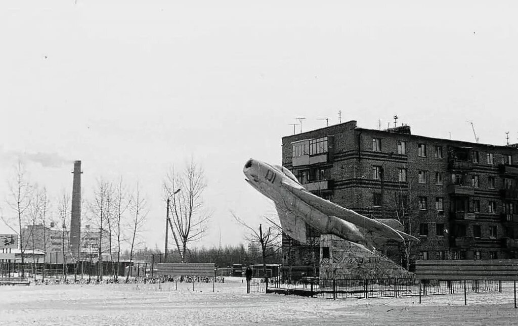 Центральная площадь военного городка и неизменный самолёт для всех авиагарнизонов.