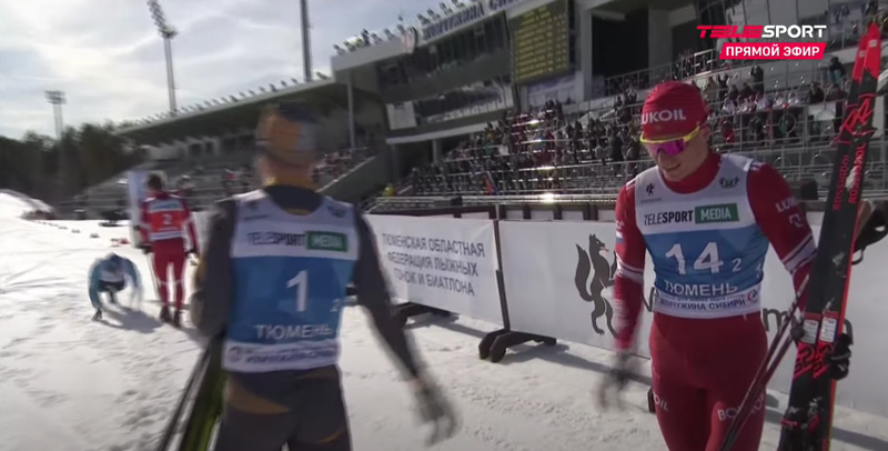 На заднем плане видно как отжимается Краснов.