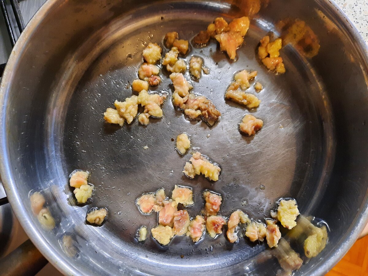 Жир специально не стал резать мелко, и не стал делать шкварки и вынимать: оставил в сковородке. Обожаю его. 