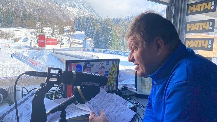 Телекомментатор Дмитрий Губерниев раскритиковал российского лыжника Ивана Якимушкина, ставшего вторым в общем зачете Кубка мира, за слова о разнице в доходах в футболе и лыжных видах. 
«Я сколько работаю на телевидении, каждый раз слышу о разнице доходов. Зависть – плохое чувство, поэтому Ване Якимушкину я могу посоветовать обыгрывать Большунова, взять Кубок мира, стать трехкратным олимпийским чемпионом, и у него будет такая куча денег, что любой Дзюба позавидует.

А то поддеть футболистов сейчас может каждый, Дзюба свои деньги заслуживает, отрабатывает. Ваня тоже большой молодец, он хороший лыжник, так что надо стремиться, развиваться.

Я вот, например, зная о гонорарах Урганта, Светлакова – всегда стремился соответствовать этому уровню. А рассказывать о том, кто больше зарабатывает, совсем сейчас несолидно.

Понятно, что Ваня мог обидеться на слова Дзюбы о проваленном втором этапе на эстафете ЧМ, который как раз бежал Якимушкин. Но Дзюба тогда опечалился так же, как и все мы. Мы тогда радовались за Червоткина, который выиграл первый этап, а потом расстраивались, когда Якимушкин все проиграл. Но они каждый раз все друг на друга обижаются почему-то.

Поэтому я мечтаю дожить до момента, когда мы будем обсуждать, что Якимушкин сказал про скиатлон, а не про Артема Дзюбу», – заявил Губерниев.