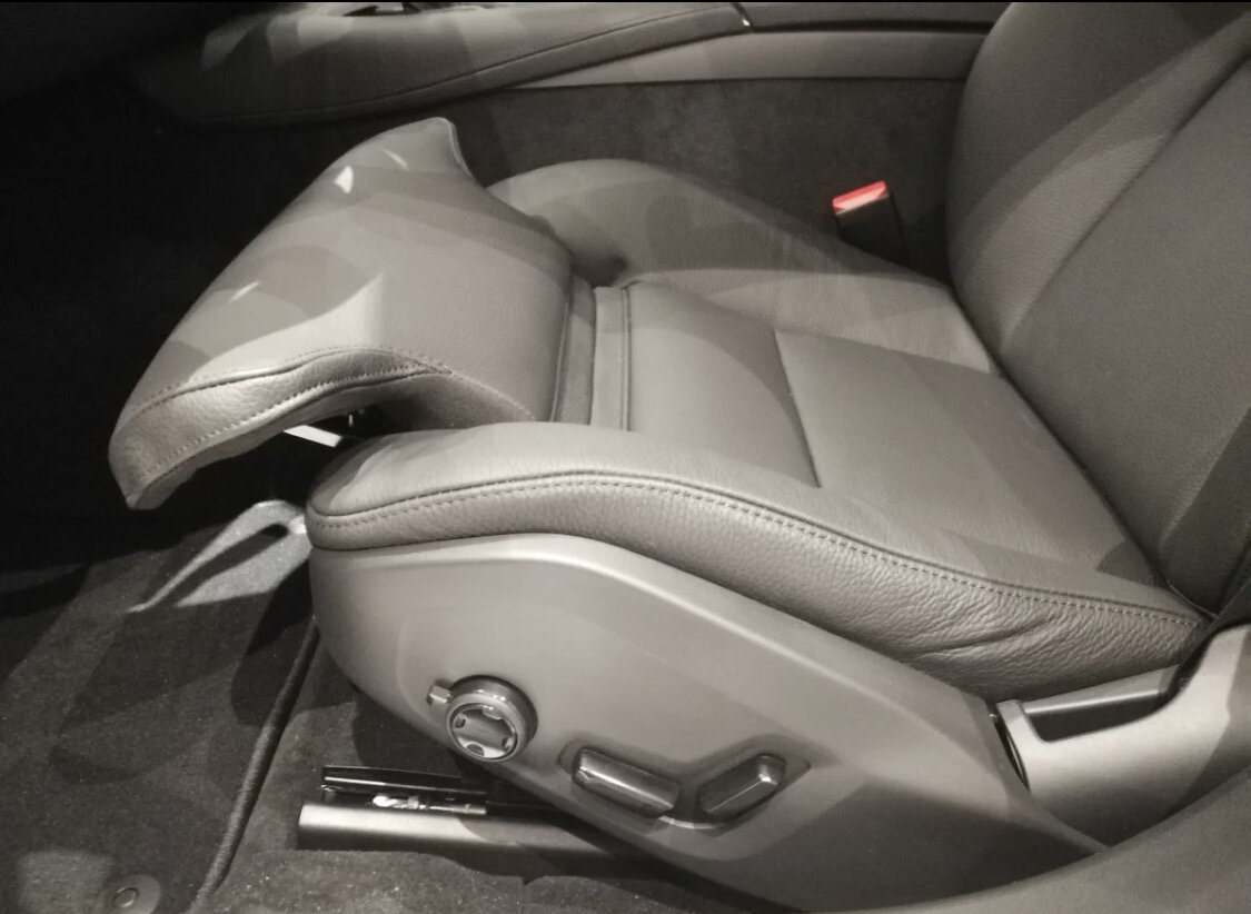 Очень полезная функция в более дорогих сидениях - подколенный упор. Да, в немцах он тоже есть, но по бокам подушки есть возвышения, которые не дают ногам вообще никуда деться, при этом ноги устают куда меньше, чем при обычной дальней поездке! 