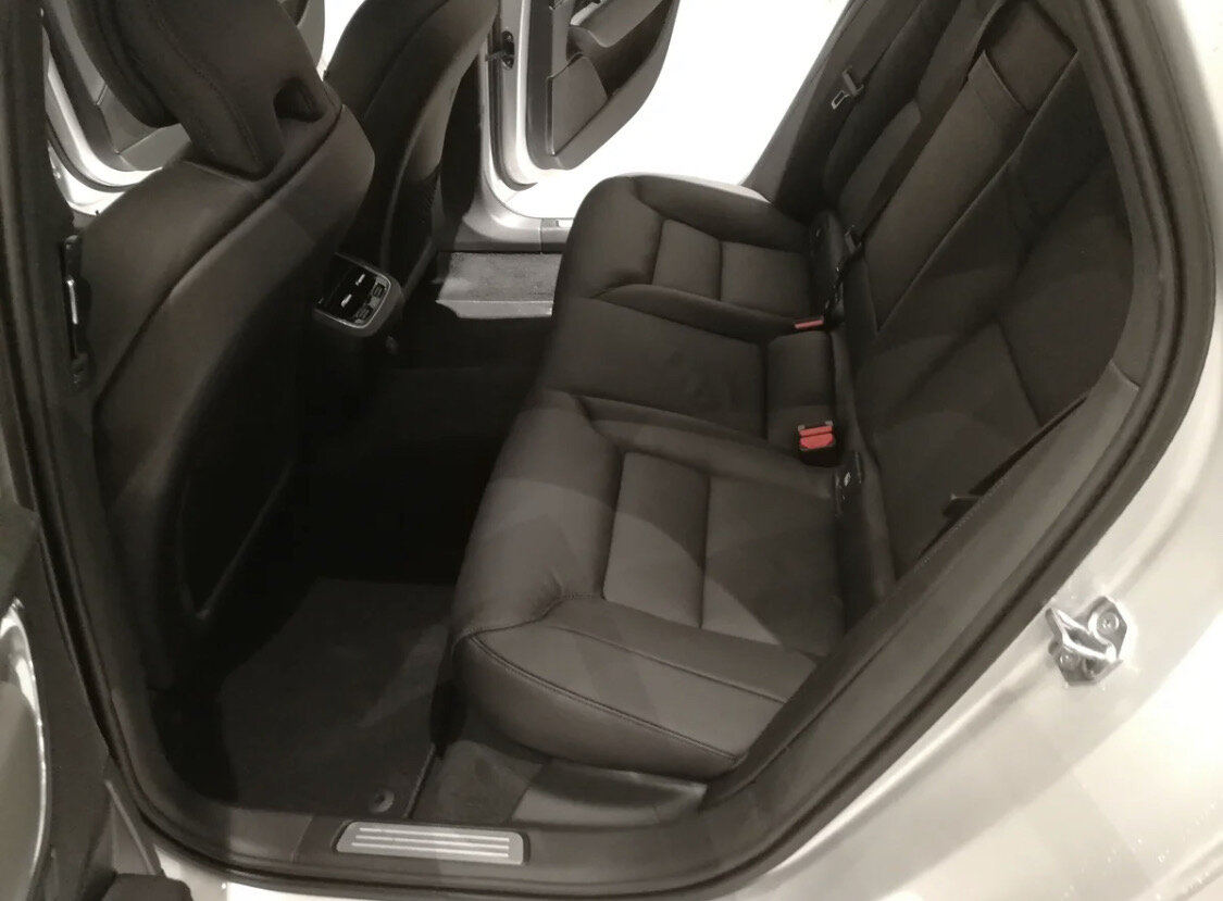 Места сзади очень много. Все из-за продольной компоновки мотора, которая значительно сокращает место спереди, позволяя сделать машину такой же длины, как и 5-ку BMW, но сохранить куда больше места в салоне.