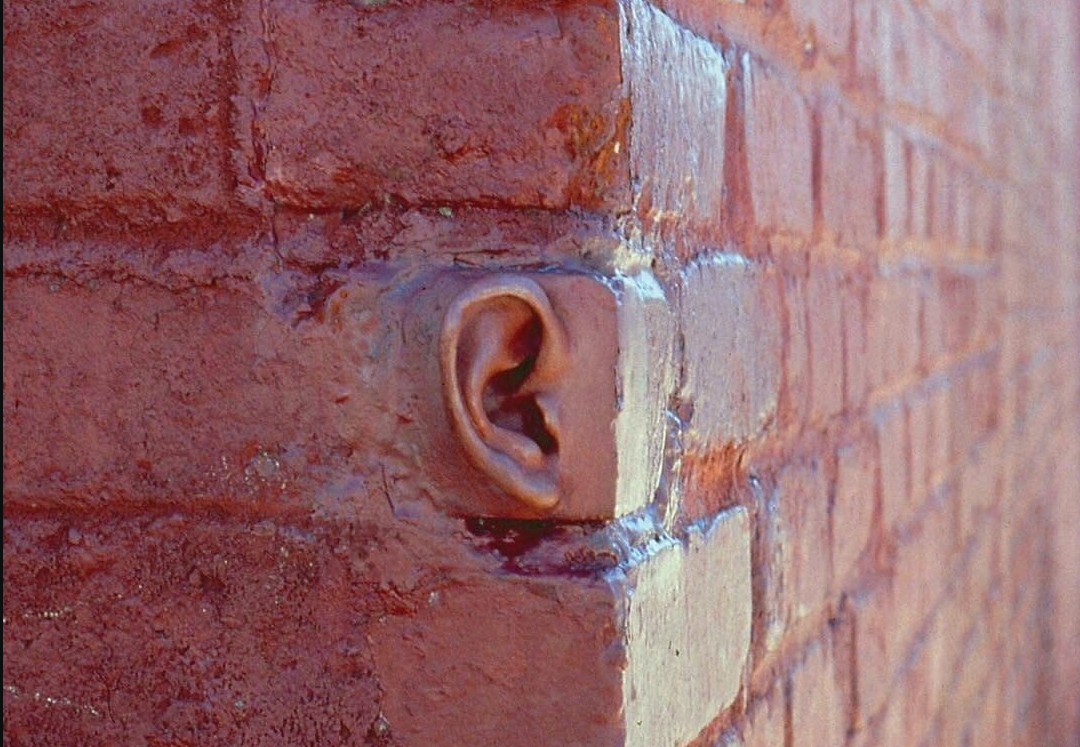 

Нет уже смысла этому удивляться и с этим бороться. За этим будущий мир. Вот добрались и до игрового контента. Обсуждали же уже, что и  телевизоры подсушивают  и  игрушки с чайниками шпионят . И конечно же эти технологии не могли обойти мобильные игры на смартфонах. 

Принцип работы прост — используется микрофон устройства и анализирует то, что пользователь «краем глаза» смотрит по телевизору. Сделав определённые выводы, алгоритм передаёт данные рекламодателям, а те, в свою очередь, предлагают геймеру соответствующий продукт. Схема логичная и эффективная, пускай и немного жутковатая. Скажем, в какой-то момент по ТВ запустилась реклама японских чудо-ножей, способных нарезать помидор ломтиками тоньше цветочных лепестков, или какого-нибудь волшебного фломастера, которым можно «замазать» здоровенную царапину на авто — всё, дело в шляпе. Будьте готовы к тому, что теперь «магазин на диване» переберётся на ваш смартфон. То же касается и музыкальных композиций. Где-то включили ужасно надоедливую и до жути приставучую песню очередной поп-принцессы? Устройство заботливо предложит ссылку на покупку трека. 

Даже если никто его об этом не просил. 
