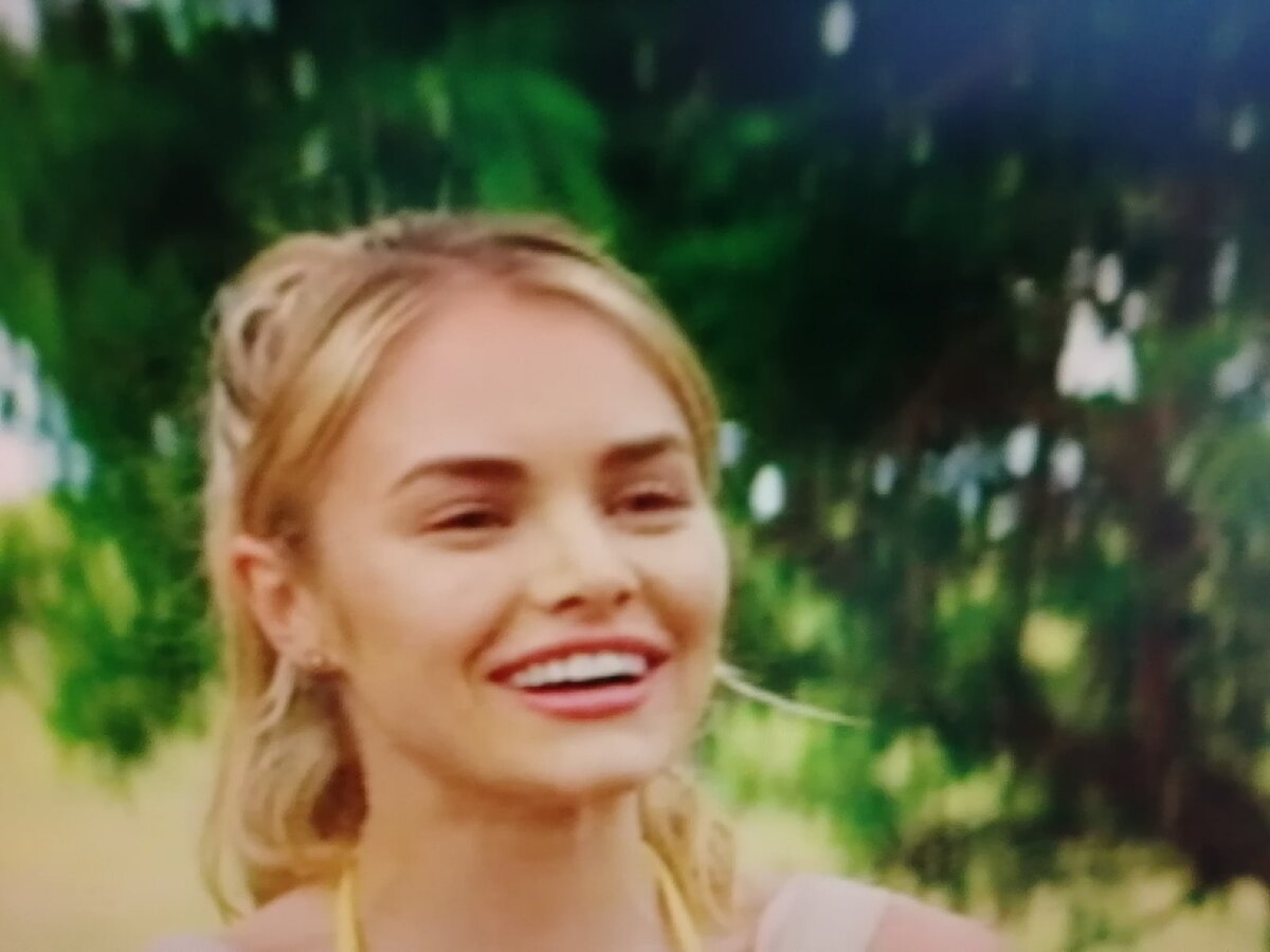 Кадр из фильма "Курорт" (2021) Подружка главной героини Бри (актриса Мишель Рэндольф)