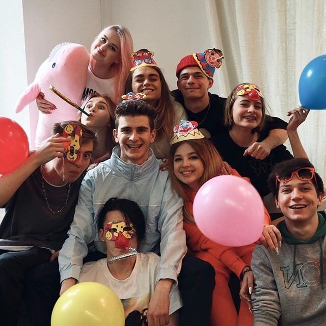  Ребята празднуют день рождение Артура Бабича. Ему исполнилось 20 лет.