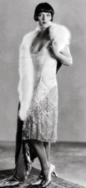 1920-е г. Луиза Брукс, американская танцовщица, модель, актриса немого кино в платье Коко Шанель.