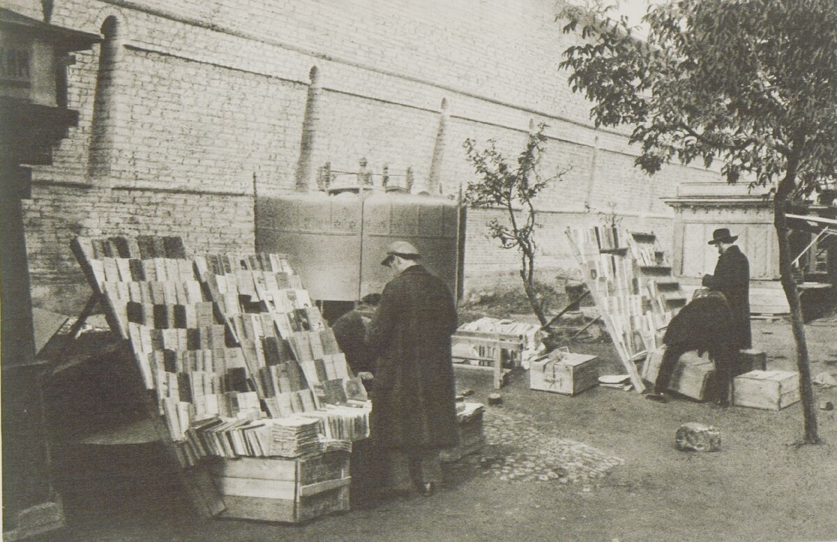 Книжная торговля у китайгородской стены. 1927-28 годы. Из фондов библиотеки им. Н.А.Некрасова