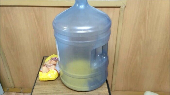 Можно помыть баклажку пшеном. |Фото: youtube.com.